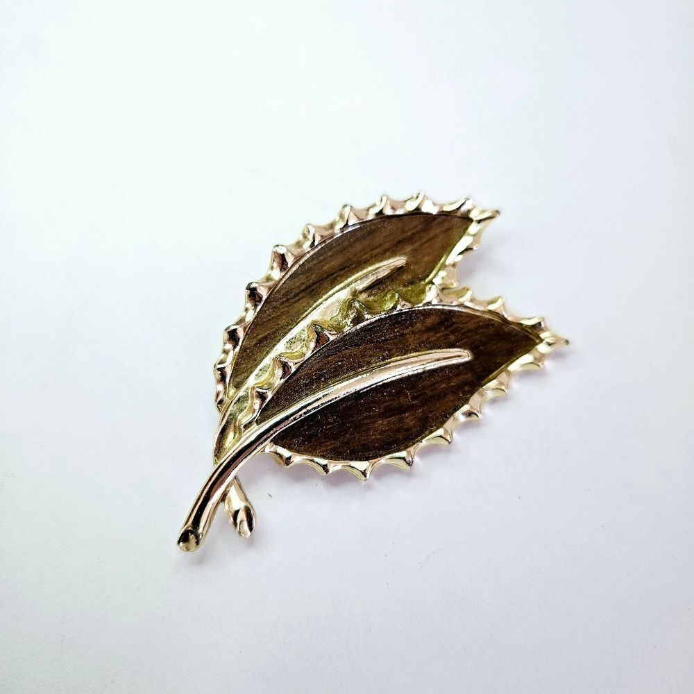 Vintage Sarah Coventry Signed 1968 Gold Tone "Wooded Beauty" Leaf Brooch Pin